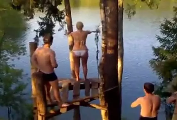 Grosse chute pour une blonde