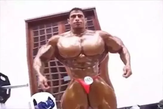 Un bodybuilder trop musclé !