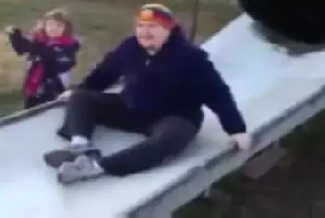 Un papa lache son fils dans un tobogan !