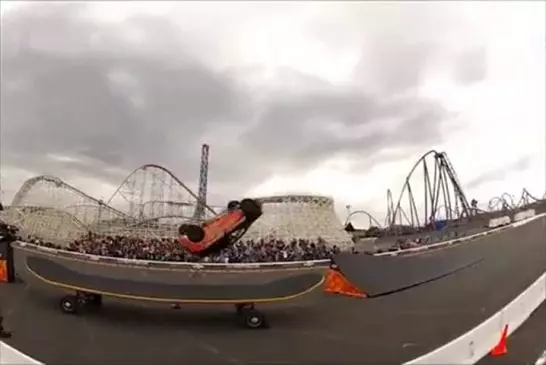 Faire du skateboard avec une voiture !