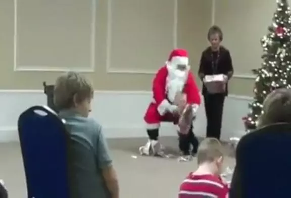 Le père Noel lache un enfant par terre !