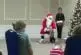 Le père Noel lache un enfant par terre !