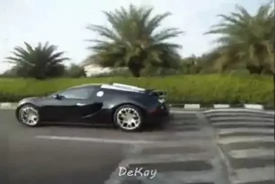 Une bugatti se ridiculise en ville !