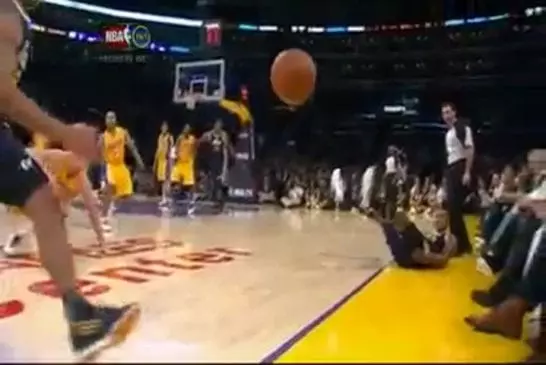 Une spectateur se prends un basketeur dans la tête !