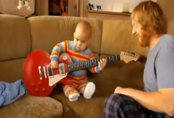 Un joueur de guitare de 13 mois