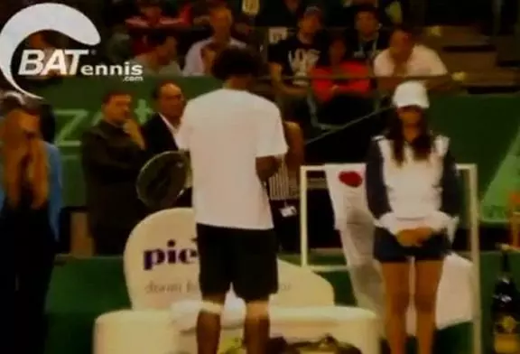 Gael Monfils fait un pas de dance en Argentine