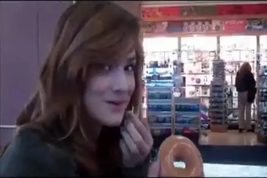 La fille d’Homer Simpson mange un donut