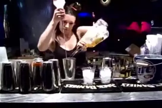 Une bartender super sexy