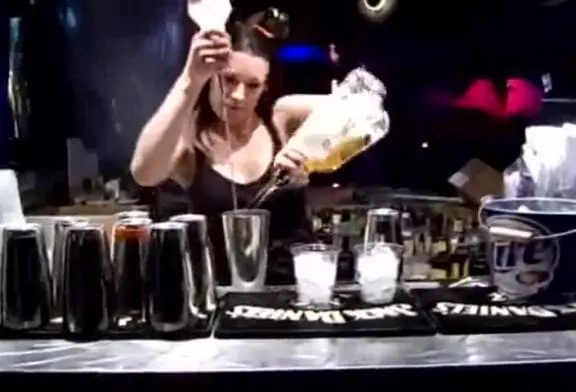 Une bartender super sexy