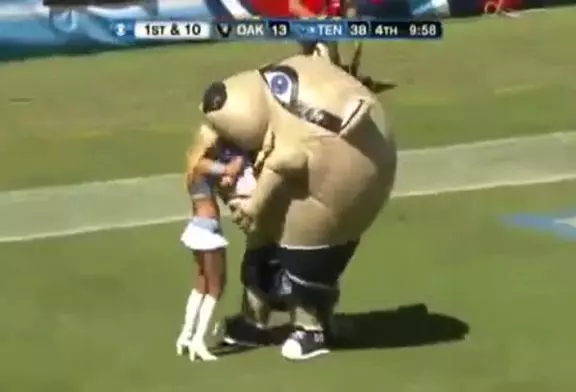 La mascotte mange une cheerleader