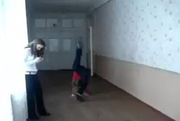 Une gymnaste se claque la tête au sol