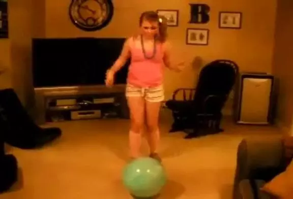 Elle se casse la gueule en sautant sur une balle