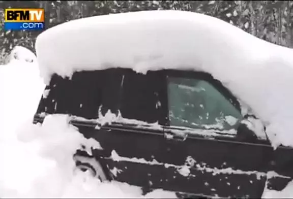 Il reste 2 mois dans sa voiture !