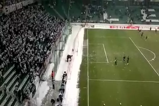 Une bataille de neige en plein stade !