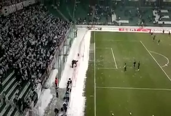 Une bataille de neige en plein stade !