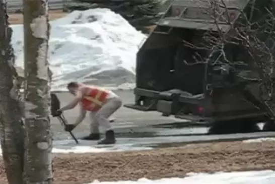 Un eboueur pête un cable !