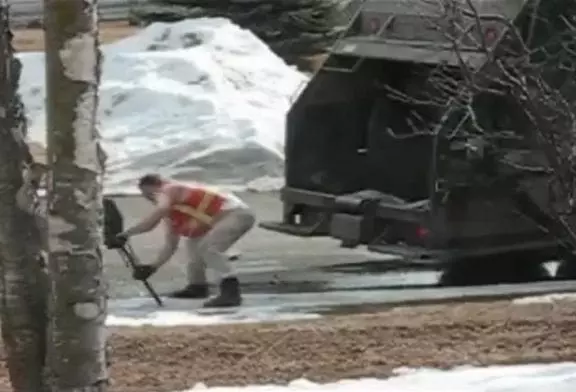 Un eboueur pête un cable !