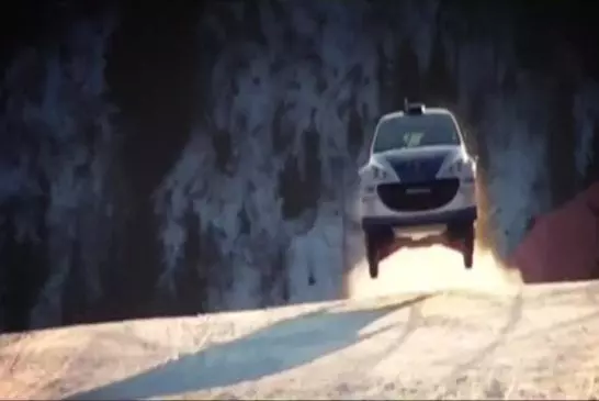 Une peugeot contre un skieur !