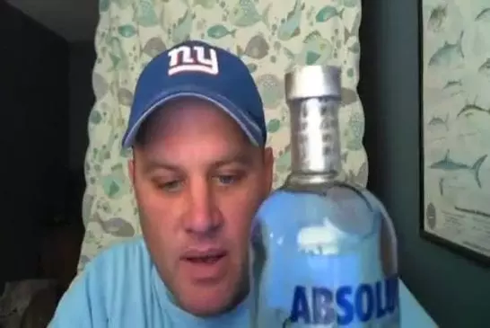 Il descend de la vodka en 15 secondes !