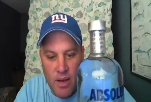 Il descend de la vodka en 15 secondes !
