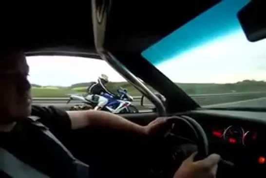 Qui a dit que les motos sont plus rapides ?
