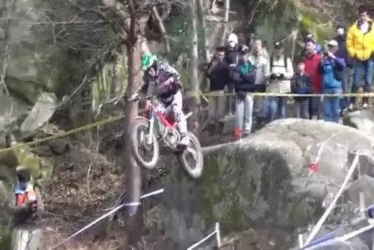 Un backflip sur une moto trial