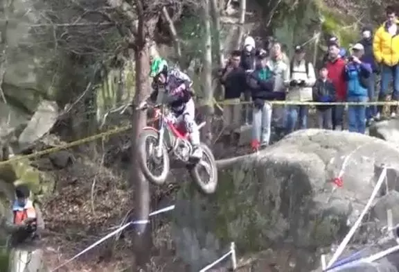 Un backflip sur une moto trial