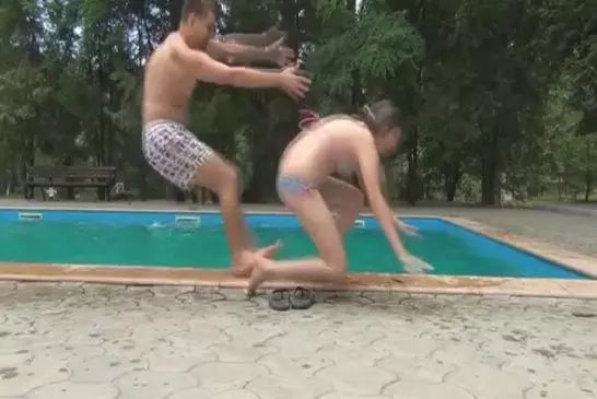 Une double chute au bord de la piscine
