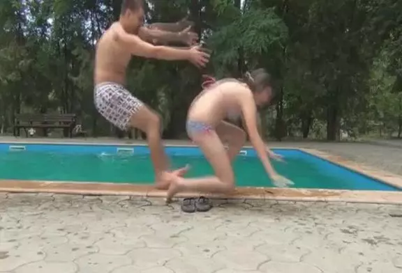 Une double chute au bord de la piscine