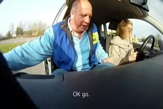 Auto-école - Apprendre à envoyer des SMS au volant