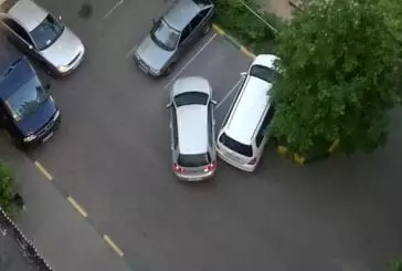 Une femme essaie de se garer