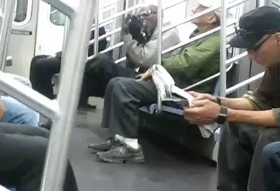 Ce gars lèche ses chaussures dans le métro