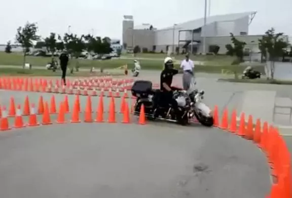 Ce policier a une maitrise parfaite de sa moto