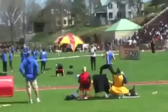 Cet athlète se plante une perche dans les boules