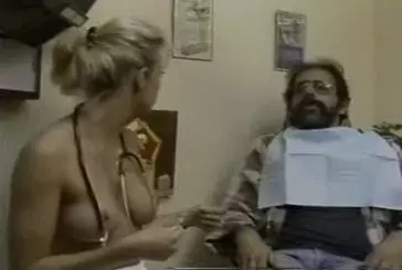 Une infirmière topless en caméra cachée