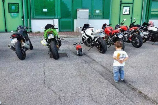 Enfant et sa mini-moto