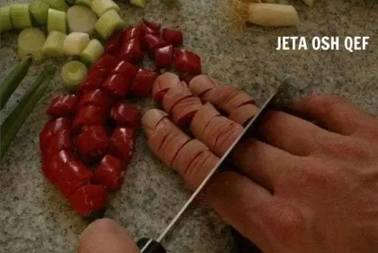 Se couper les doigts en cuisinant