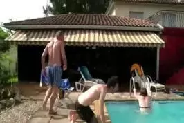 Lacher une proute grasse dans une piscine