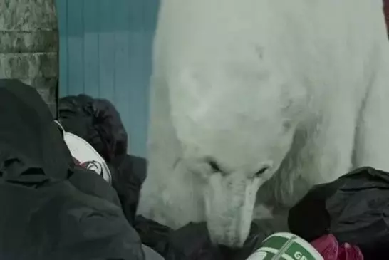 Un ours polaire se promenant dans les rues de Londres