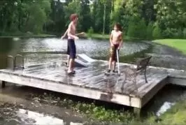 Il tente un saut en vélo dans un lac - FAIL