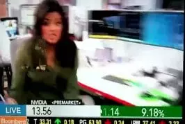 Une journaliste replace son vibromasseur en direct