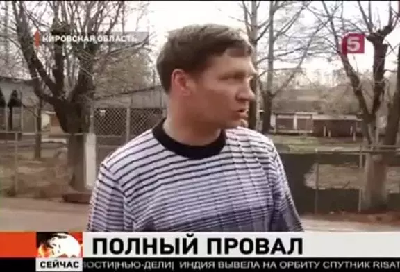 Taxi russe tombe dans un trou