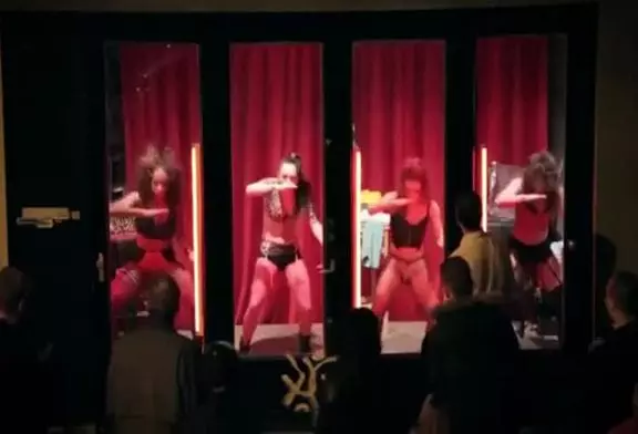 Girls going wild sous une lumière rouge
