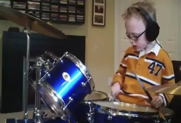 Il joue les Foo Fighters à la batterie à 6 ans à peine