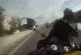 Un motard un peu fou dans les rues de Moscou