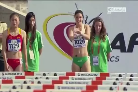 Michelle Jenneke danse avant sa course