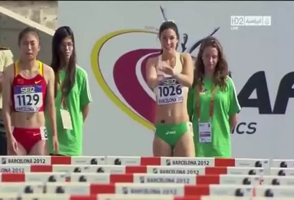 Michelle Jenneke danse avant sa course