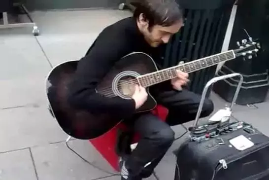 Incroyable joueur de guitare sans doigt !