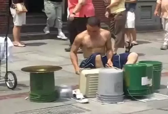 Amazing Street drummer - One of the best i ve seen