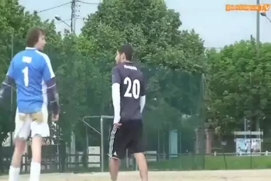S’embrouiler avec un joueur de foot